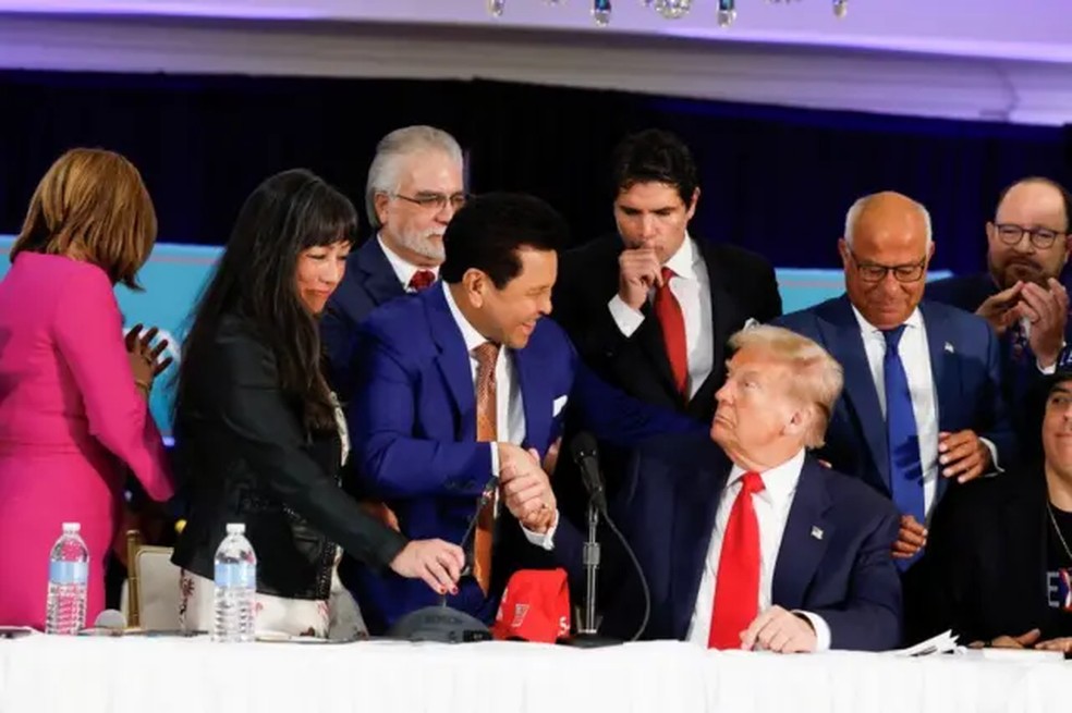 Trump em uma cúpula latina realizada em seu clube de golfe na Flórida, dias antes da eleição de 2024. — Foto: Getty Images via BBC