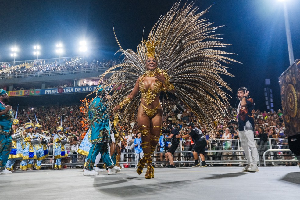 Theba Pitylla, rainha de bateria da Império de Casa Verde, se apresentou no Sambódromo do Anhembi no segundo dia de desfiles em São Paulo. — Foto: Luiz Franco/g1