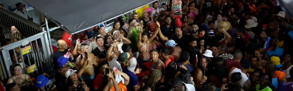 Vendedora ambulante tem material comprado por Bell Marques em Salvador — Foto: Bell Marques