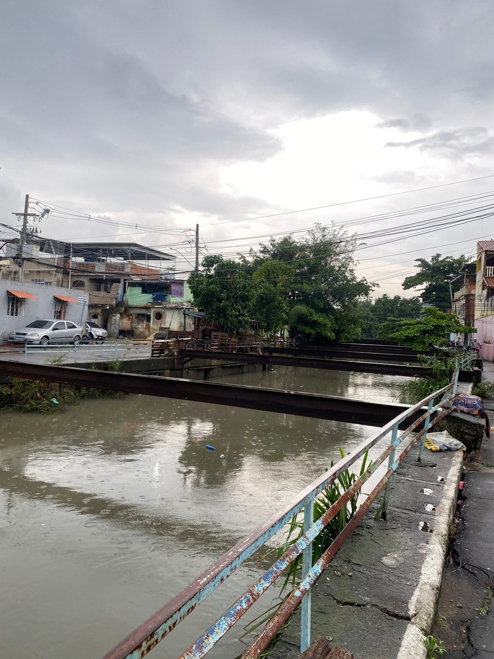 Rio Sarapuí, altura da Vila Leopoldina, em Duque de Caxias — Foto: Thaís Espírito Santo/g1 Rio