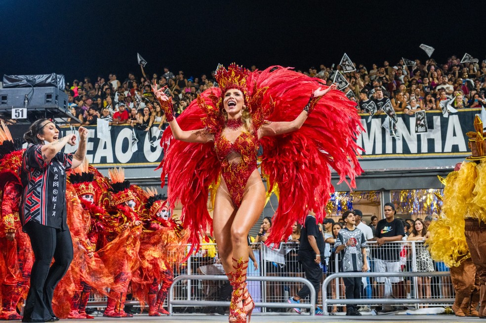 Erika Schineider desfila pela Gaviões da Fiel no Sambódromo do Anhembi. — Foto: Luiz Franco/g1