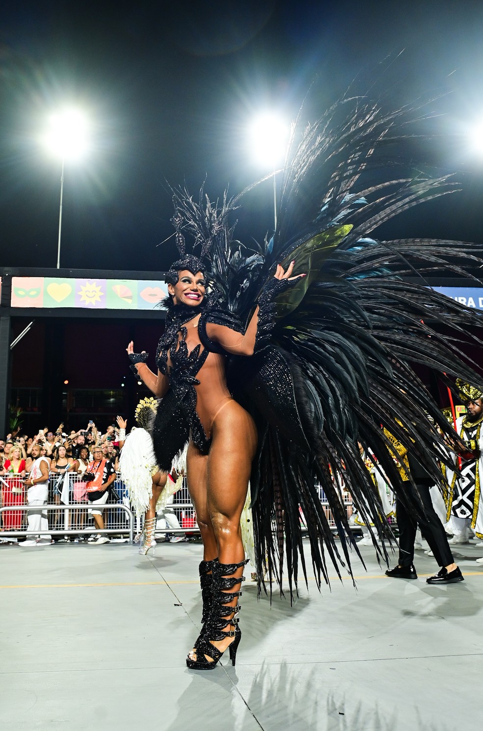 Savia David, rainha de bateria da Terceiro Milênio desfila no sambódromo de São Paulo (15/02/2026) — Foto: Leo Franco/AgNews
