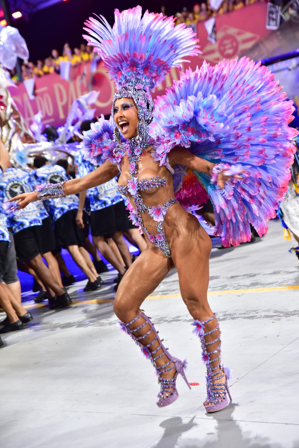 Sabrina Sato, rainha de bateria da Gaviões da Fiel, durante o desfile em São Paulo — Foto: Natália Rampinelli/AgNews