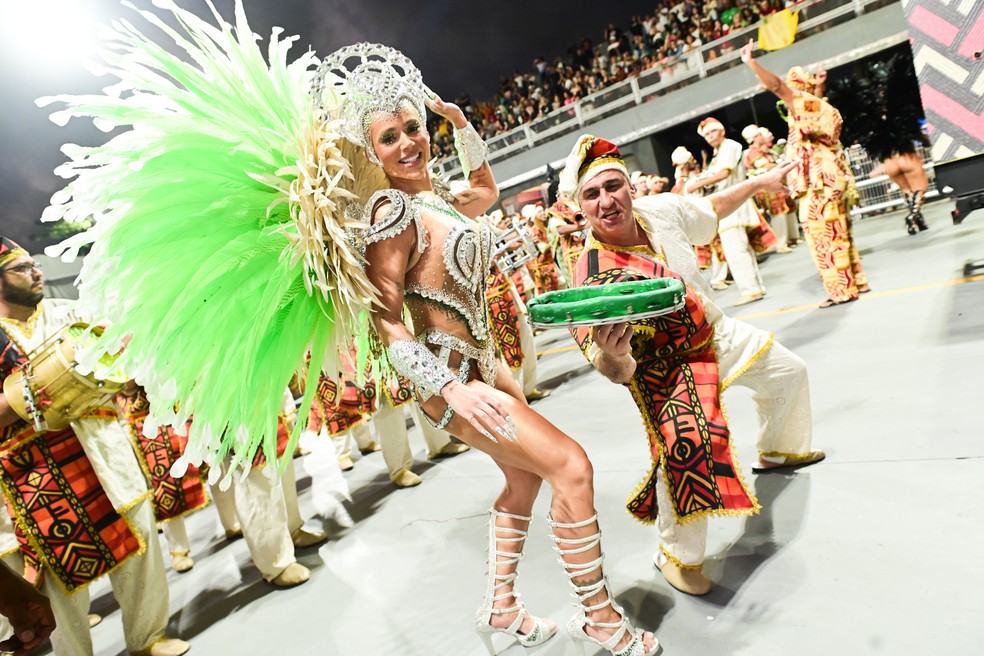 Thais Vasconcelos desfila pelo Camisa Verde e Branco. — Foto: Leo Franco/AgNews