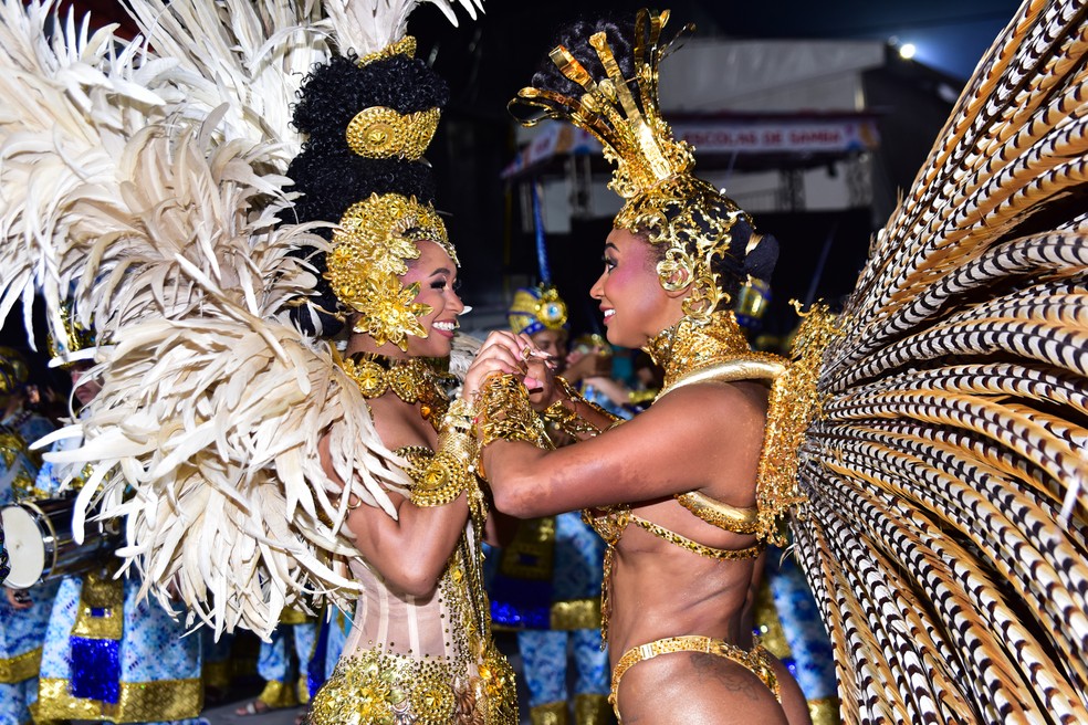 Rainha e princesa da bateria da Império de Casa Verde se emocionam antes de desfile no Sambódromo do Anhembi em São Paulo. — Foto: Natália Rampinelli/AgNews