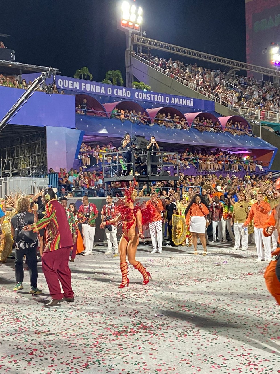 Virginia termina o desfile sem parte do costeiro — Foto: Thaís Espírito Santo/g1