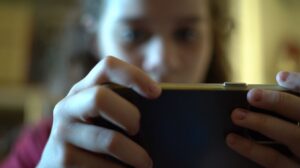 Lula assina decretos que regulamentam ECA Digital; veja principais pontos