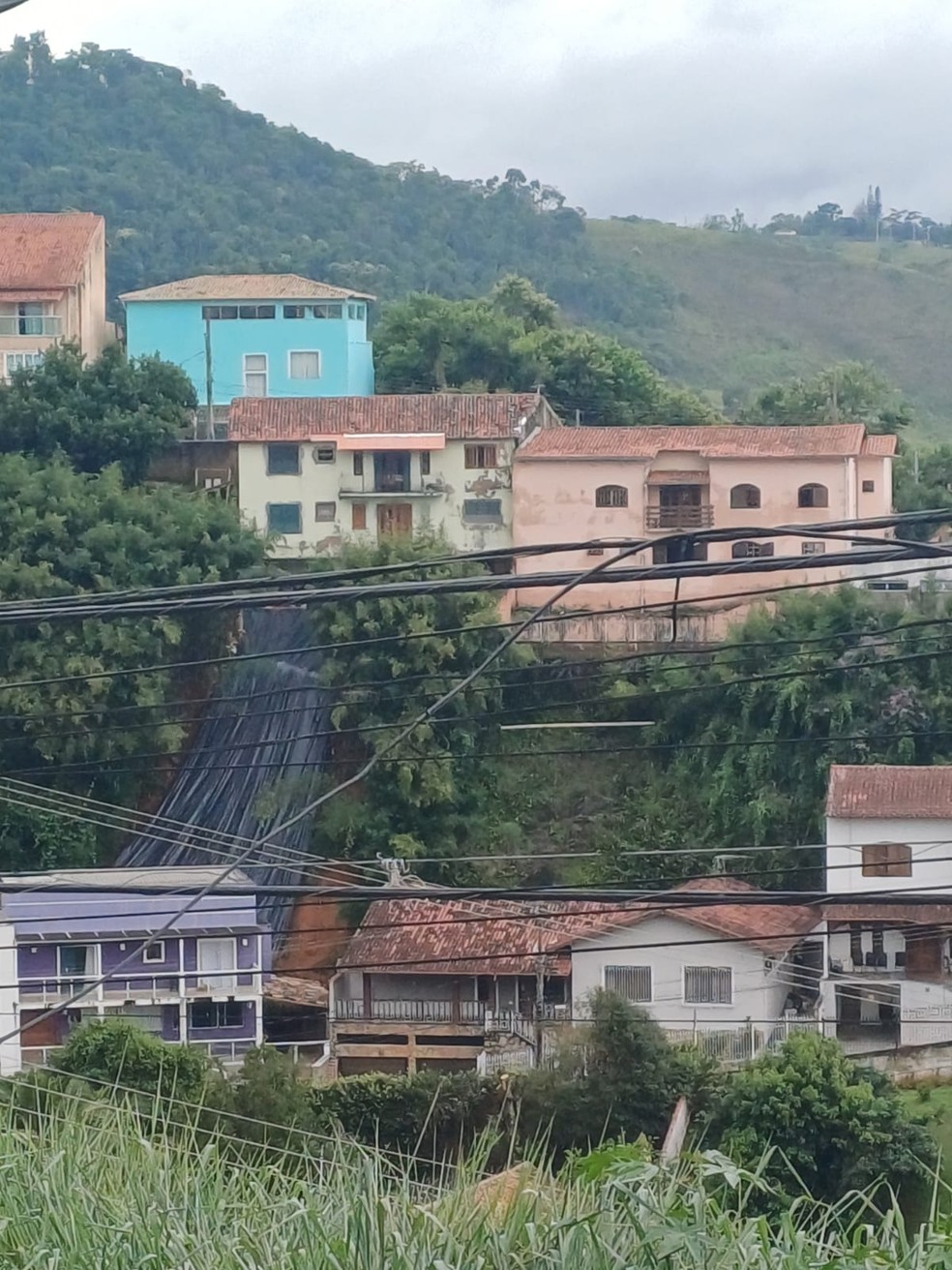 Imagem Antes e depois de desabamento no bairro Bom Clima, em Juiz de Fora 
