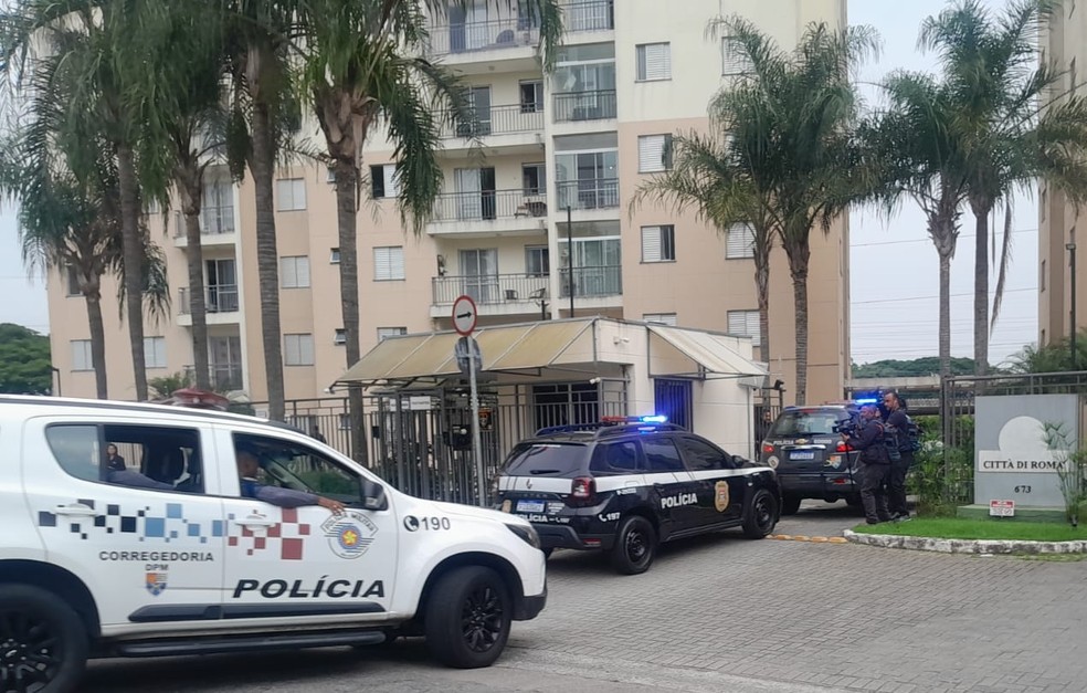 Viaturas da Corregedoria da PM chegam ao condomínio de São José dos Campos onde o tenente-coronel mora. — Foto: Reprodução/TV Globo