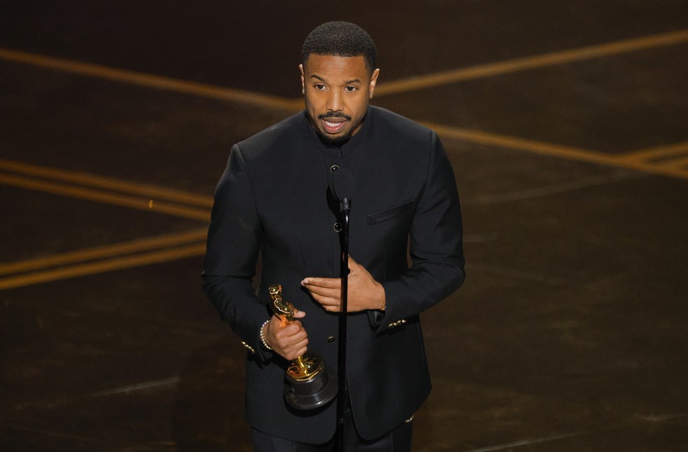 Michael B. Jordan leva o prêmio de Melhor Ator no Oscar 2026 por seu trabalho em "Pecadores" — Foto: REUTERS/Mike Blake