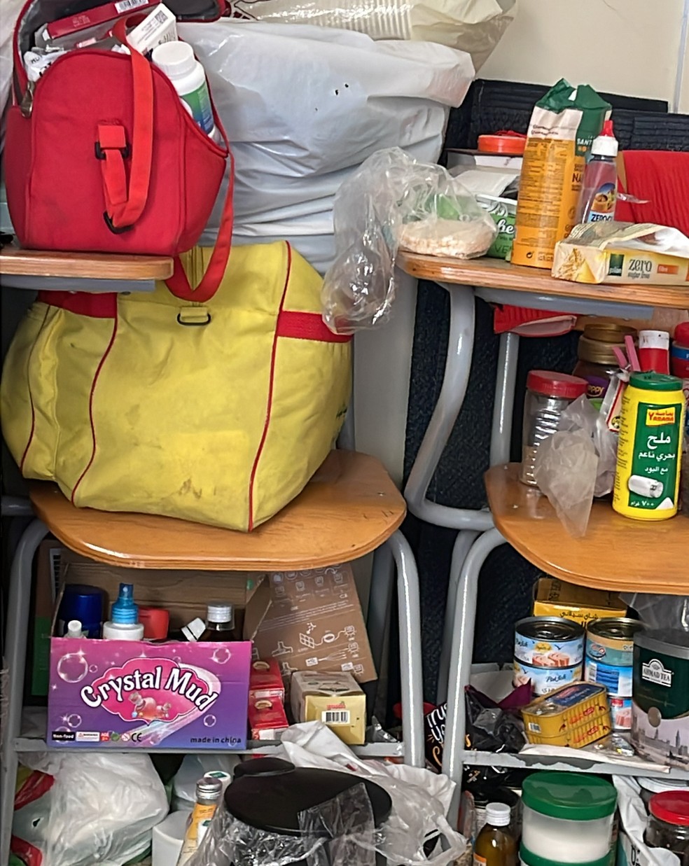 Cadeiras na sala de aula que está sendo usada como abrigo em Beirute — Foto: Acervo pessoal