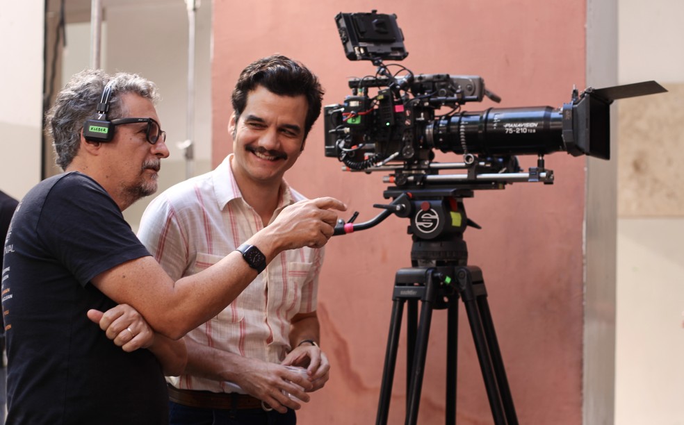 Kleber Mendonça Filho e Wagner Moura nas filmagens de "O Agente Secreto" — Foto: Laura Castor/Divulgação