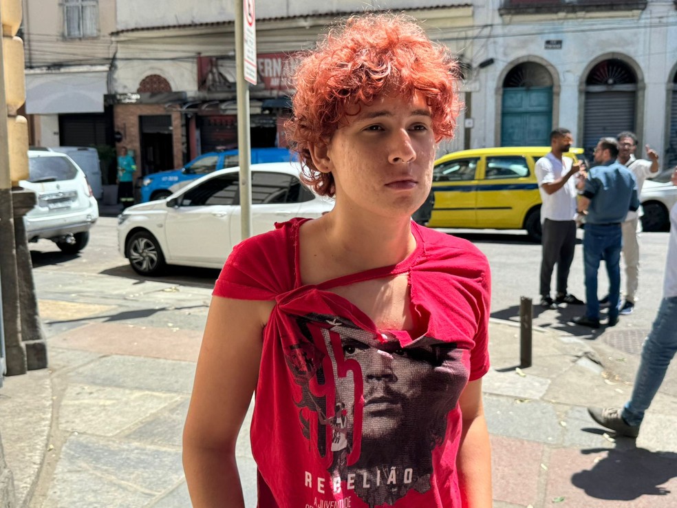 Marissol Lopes, 20 anos, presidente da Associação Municipal dos Estudantes do Rio de Janeiro (Ames Rio), teve blusa rasgada durante agressão — Foto: Rafael Nascimento / g1
