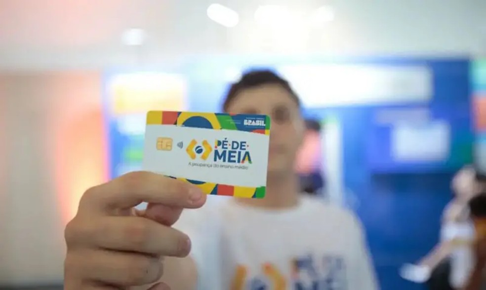 No programa Pé de Meia, alunos do Ensino Médio recebem R$ 200 mensais, mais R$ 1 mil a cada ano concluído e um adicional de R$ 200 se prestarem o Enem. — Foto: Divulgação/MEC