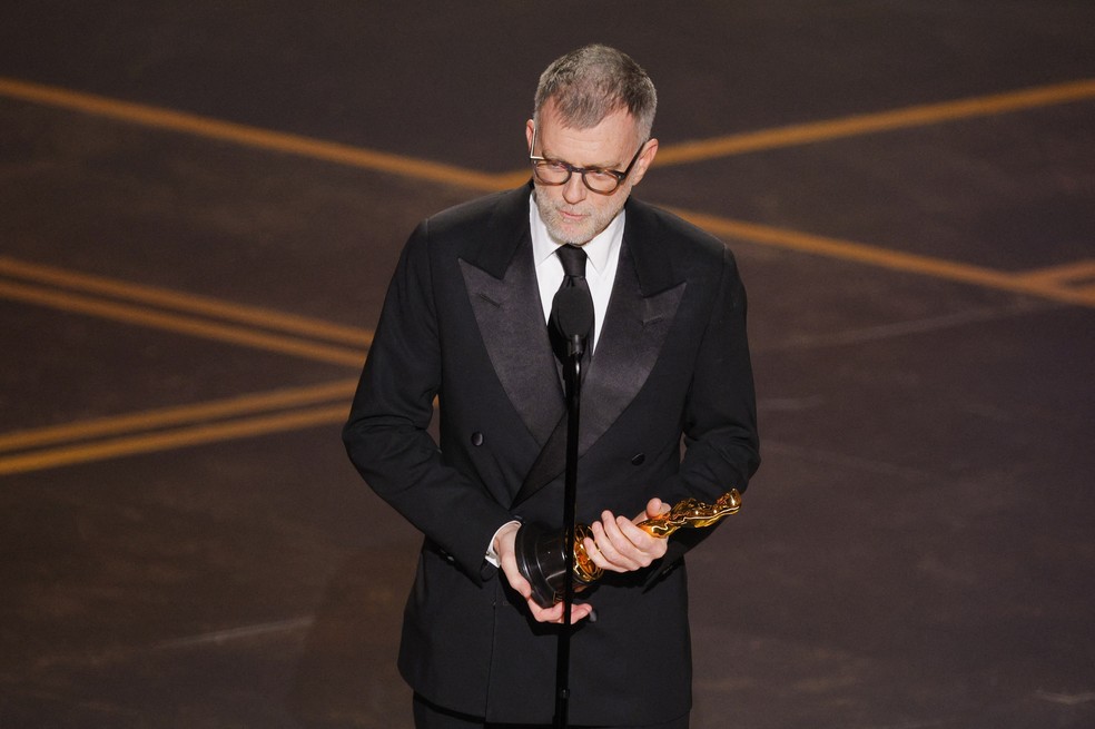 Paul Thomas Anderson vence seu primeiro Oscar na história, com o roteiro adaptado de 'Uma batalha após a outra' — Foto: Mike Blake/Reuters