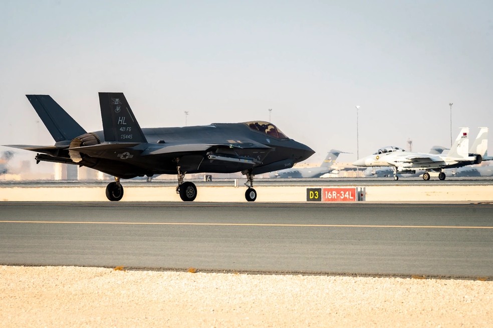 Jato norte-americano F-35 taxiando na base de Al Udeid, no Catar, com outros jatos e aeronaves ao fundo, em imagem de 2023. — Foto: Leon Redfern/Exército dos Estados Unidos