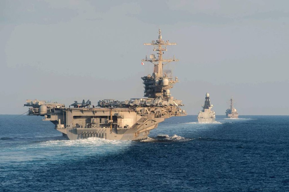 O porta-aviões USS Abraham Lincoln transitando pelo Estreito de Ormuz em 2019 — Foto: Zachary Pearson/U.S. Navy via AP