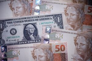 Dólar cai e fecha a R$ 4,97 em meio a impasse no cessar-fogo entre EUA e Irã