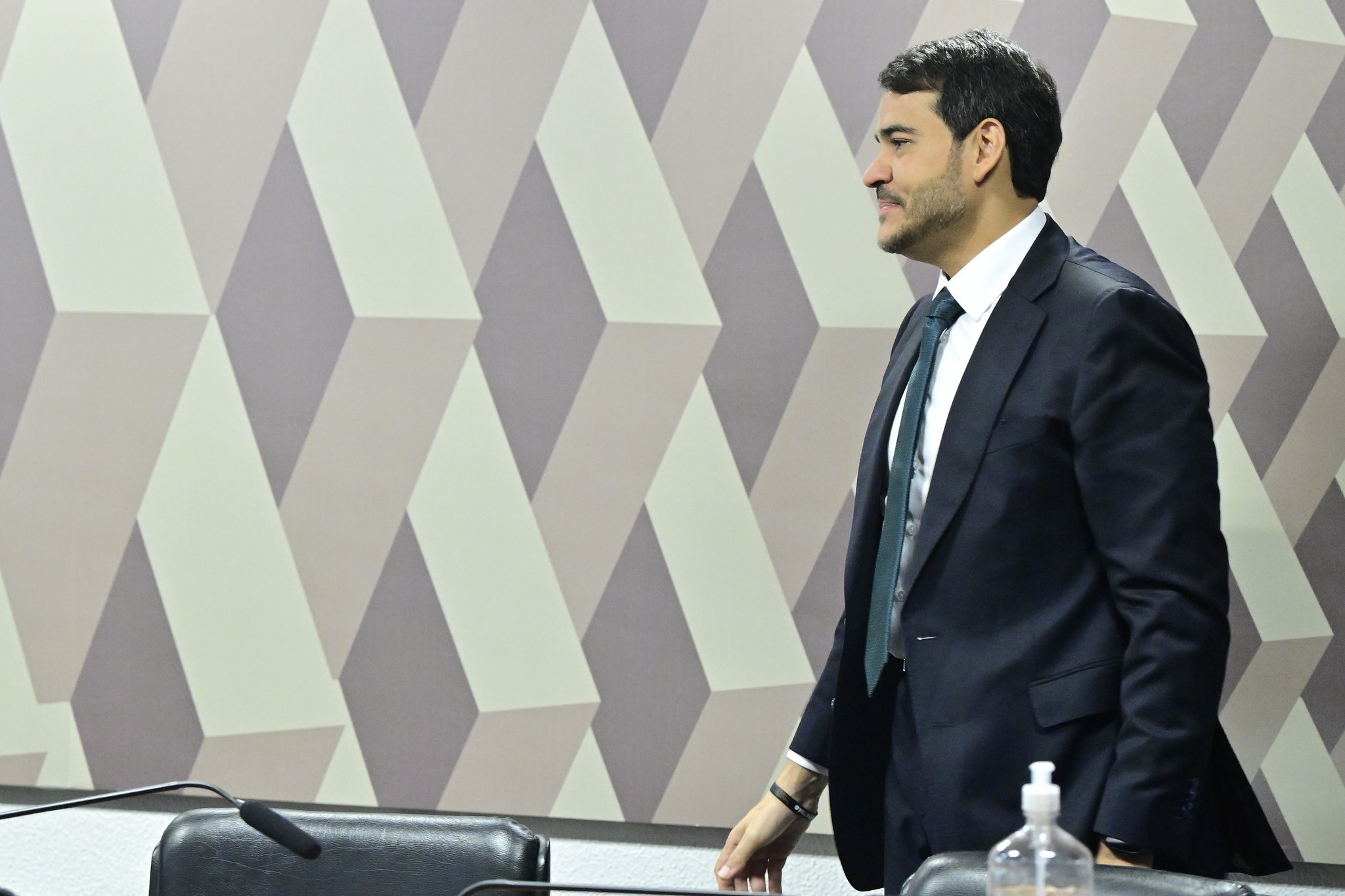 Senador do PL diz que Caetano 'pegou em armas' e é corrigido: 'Só no violão'