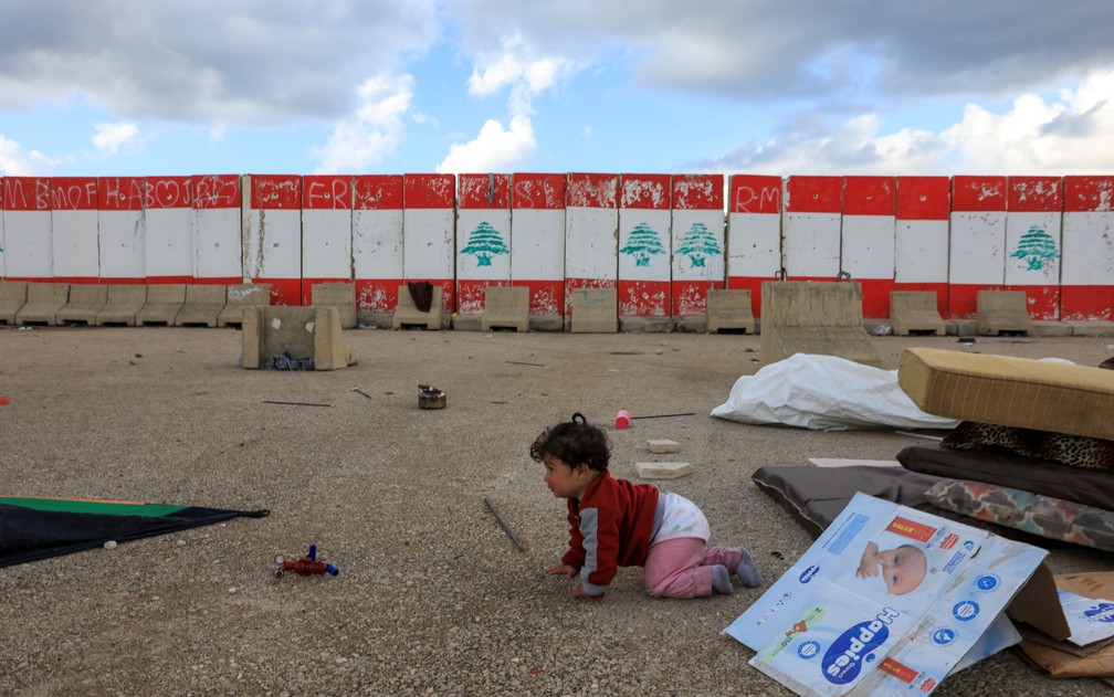 Um bebê brinca em um acampamento temporário para pessoas deslocadas em Beirute, Líbano, 30 de março de 2026. — Foto: Raghed Waked/Reuters