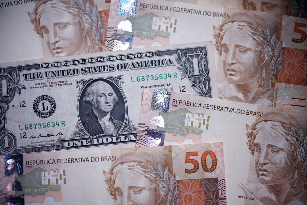 Notas de real e dólar — Foto: Amanda Perobelli/ Reuters