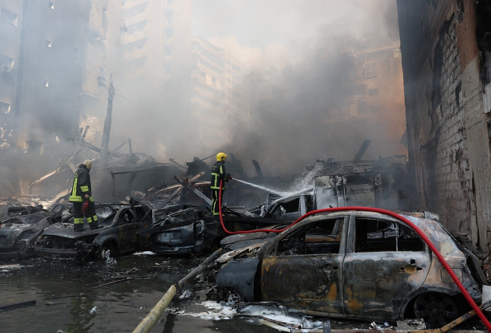 Fumaça sobe após um ataque israelense aos subúrbios do sul de Beirute, no Líbano, em 8 de abril de 2026. — Foto: REUTERS/Mohamed Azakir