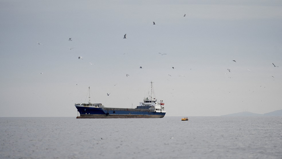 Embarcação no Estreito de Ormuz, ao largo da costa da província de Musandam, Omã, 12 de abril de 2026. — Foto: Reuters