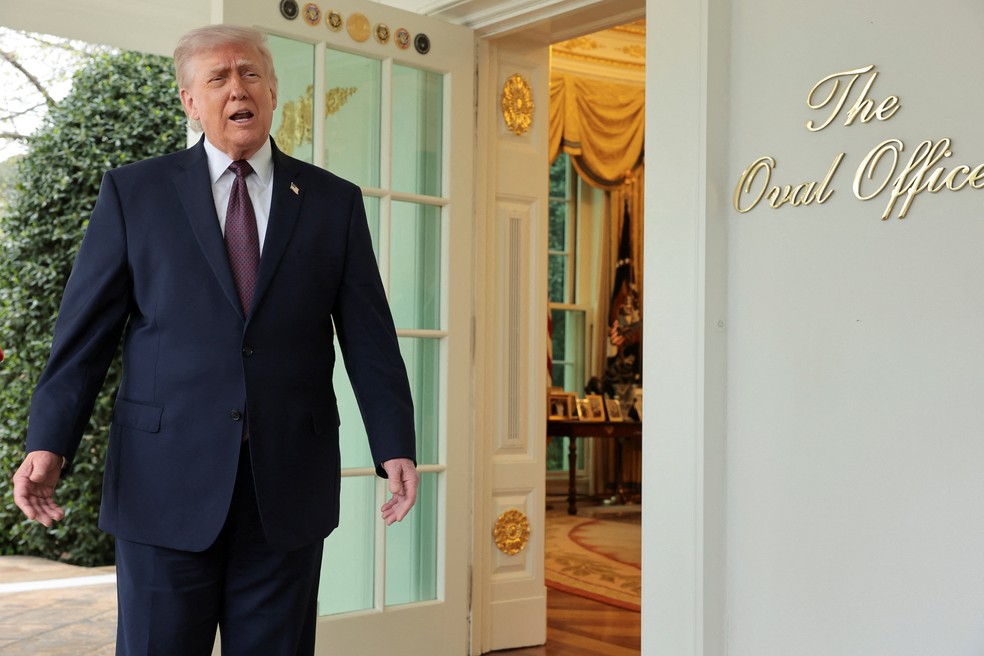 O presidente dos EUA, Donald Trump, na porta do Salão Oval da Casa Branca — Foto: REUTERS/Jonathan Ernst