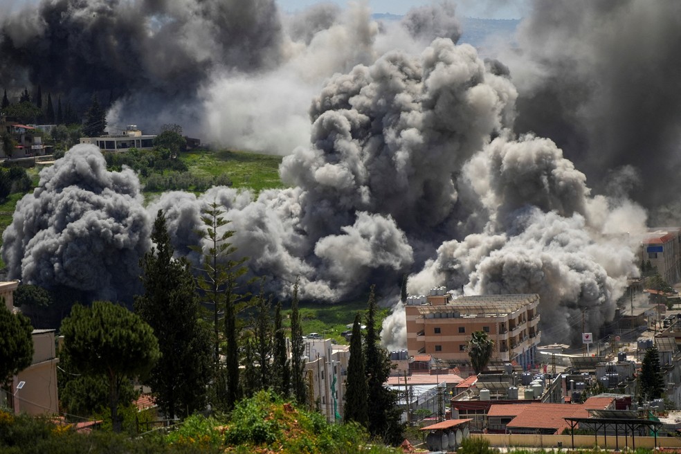 Fumaça em Nabatieh, no Líbano, após ataque de Israel, em 16 de abril de 2026. — Foto: Reuters