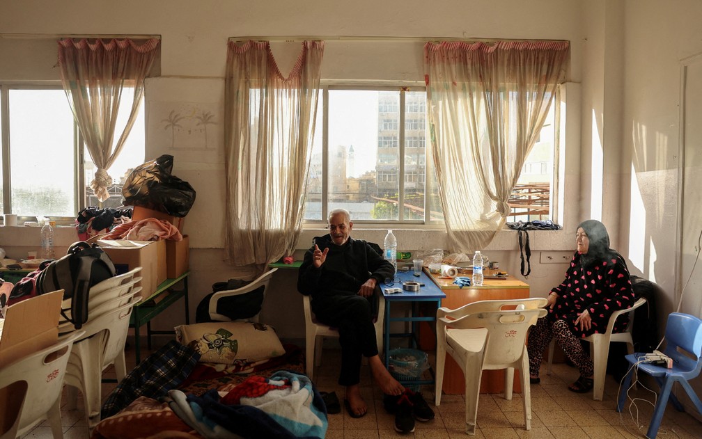Casal deslocado de Majdal Zoun, no sul do Líbano, se abriga na Escola Secundária Jaafareya, agora usada como abrigo temporário para pessoas deslocada em Tiro, no Líbano, 27 de março de 2026. — Foto: Yara Nardi/Reuters