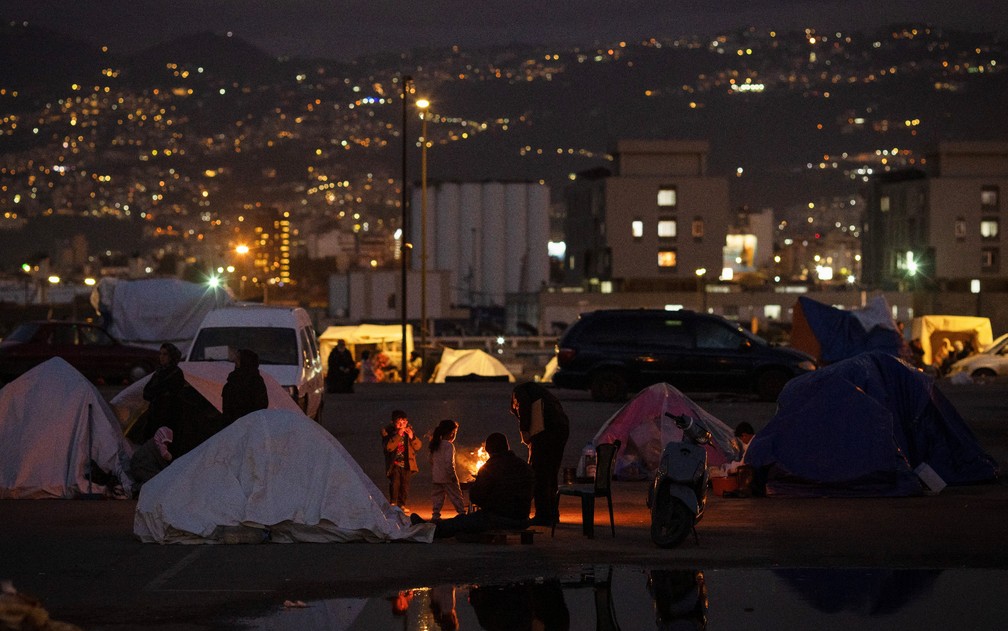 Famílias em acampamento improvisado em Beirute, no Líbano, em 30 de março de 2026 — Foto: Reuters/Adnan Abidi