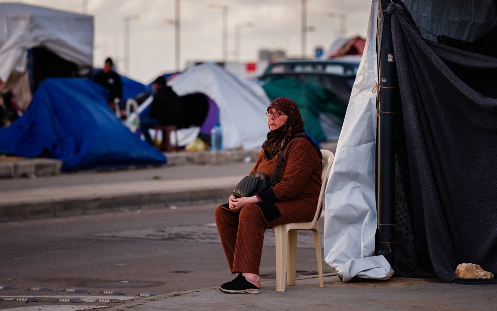 Idosa em frente a acampamento para deslocados pela guerra em Beirute, no Líbano, em 30 de março de 2026. — Foto: Dimitar Dilkoff/AFP
