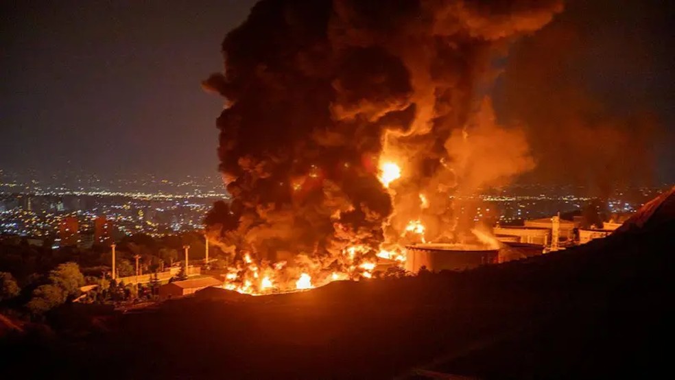 Os Estados Unidos e Israel atacaram instalações fundamentais para o programa nuclear iraniano, além de unidades produtoras de petróleo e gás do Irã — Foto: Getty Images via BBC