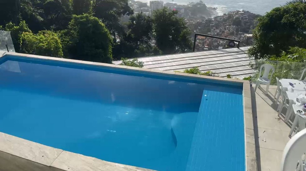 Residência tinha uma piscina com vista para o mar e para a Zona Sul do Rio — Foto: Reprodução/TV Globo