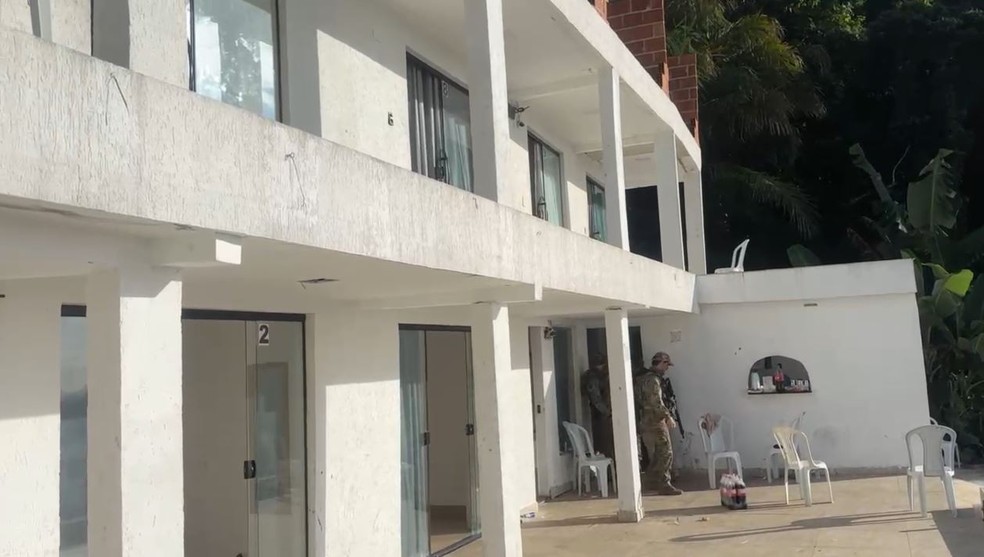 Casa onde estava escondido o traficante Ednaldo Pereira Souza, conhecido como Dada, fica no alto do Vidigal — Foto: Reprodução/TV Globo