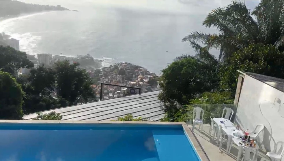 Casa onde traficante estava tinha piscina com borda infinita e vista privilegiada para a Zona Sul — Foto: Reprodução/TV Globo