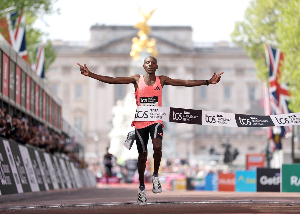 Sawe na chegada da Maratona de Londres — Foto: Alex Davidson/Getty Images