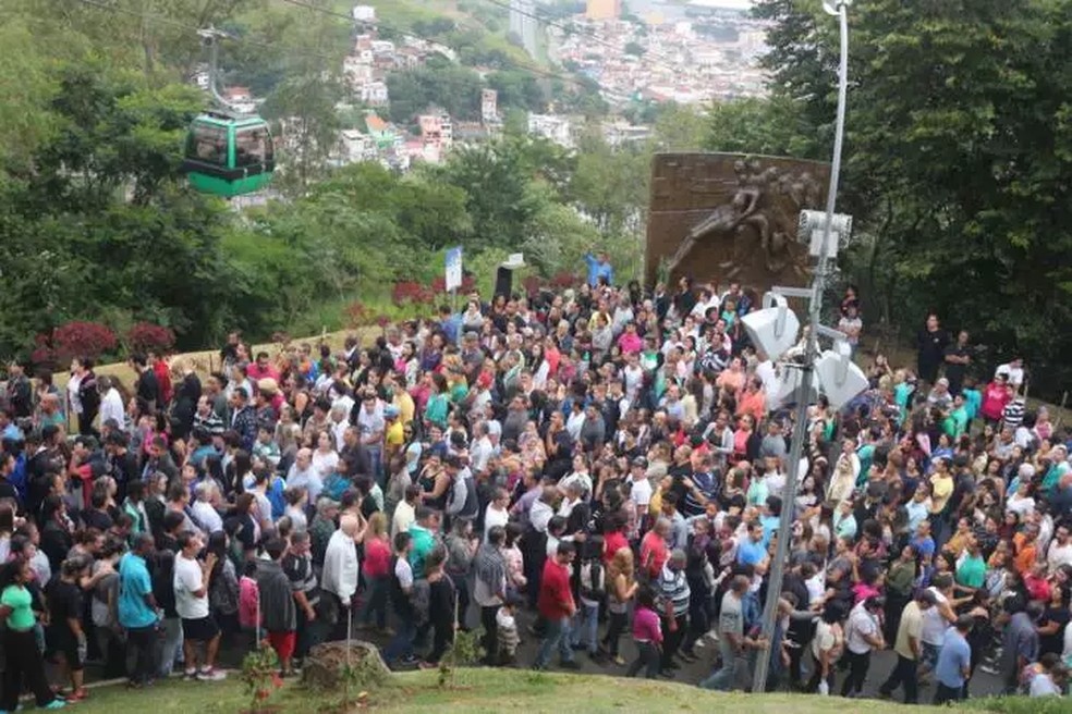 Imagem de arquivo - Via Sacra reúne 5 mil fiéis para rezar de madrugada no alto de morro em Aparecida, SP — Foto: Thiago Leon/A12