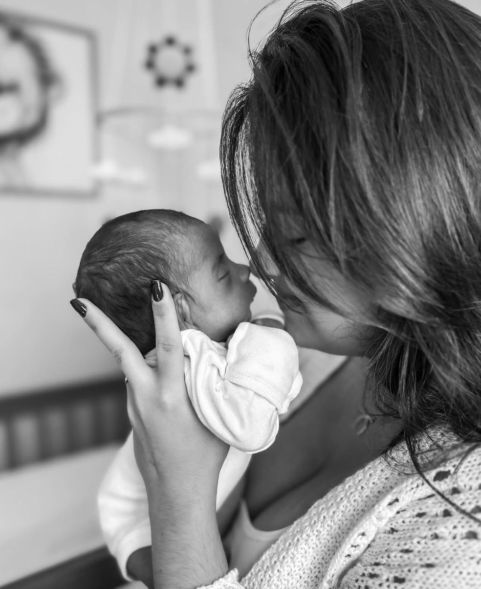 Repórter Alice Ribeiro e o filho dela. — Foto: Reprodução/Redes Sociais