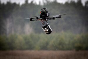 Drones de fibra óptica explosivos do Hezbollah desafiam Israel; entenda