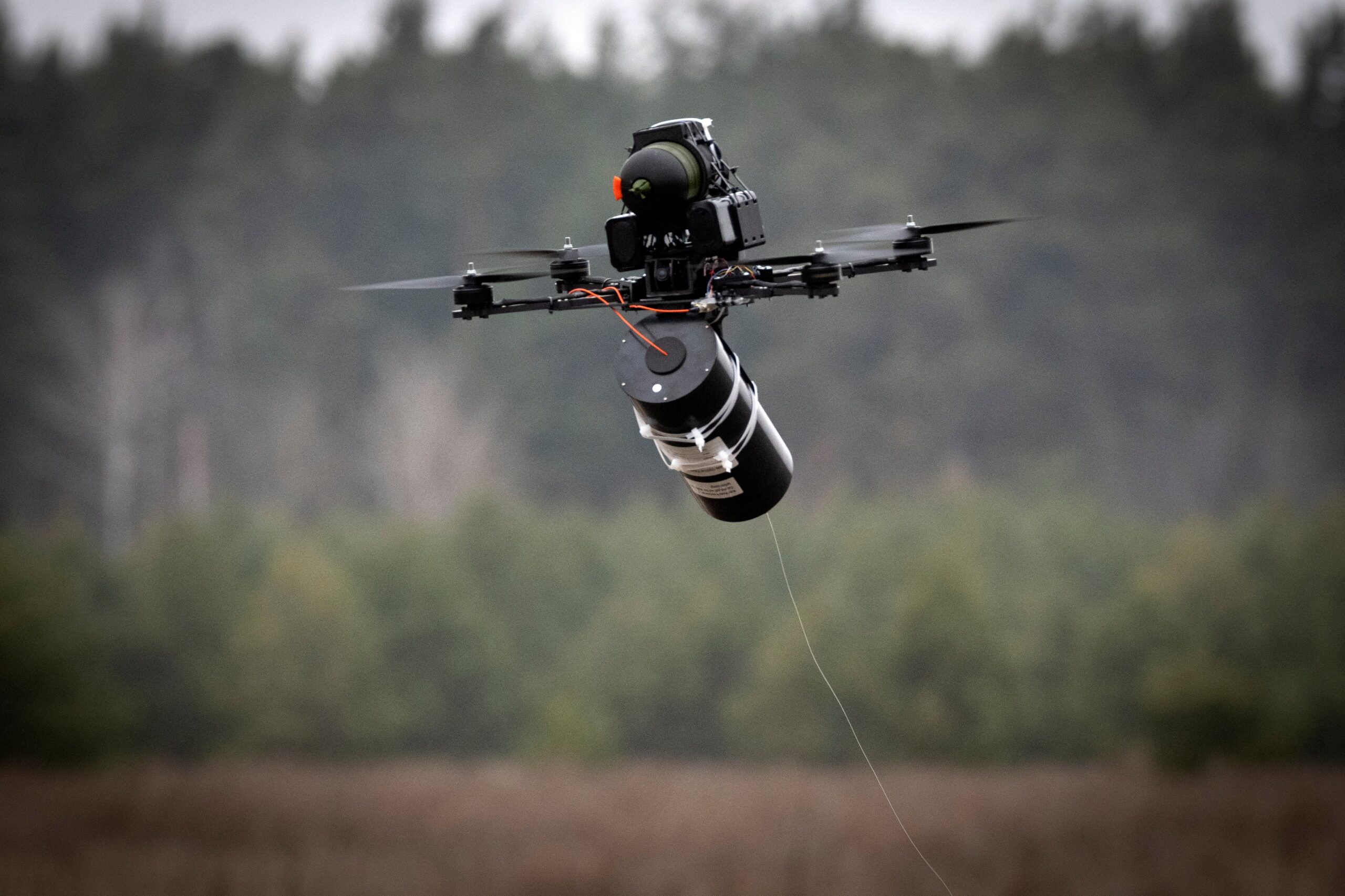 Drones de fibra óptica explosivos do Hezbollah desafiam Israel; entenda