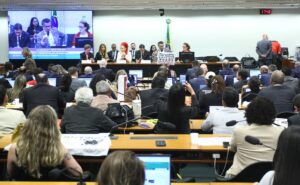 Deputado do PL do RS apresenta pedido de vista e votação de PEC é adiada