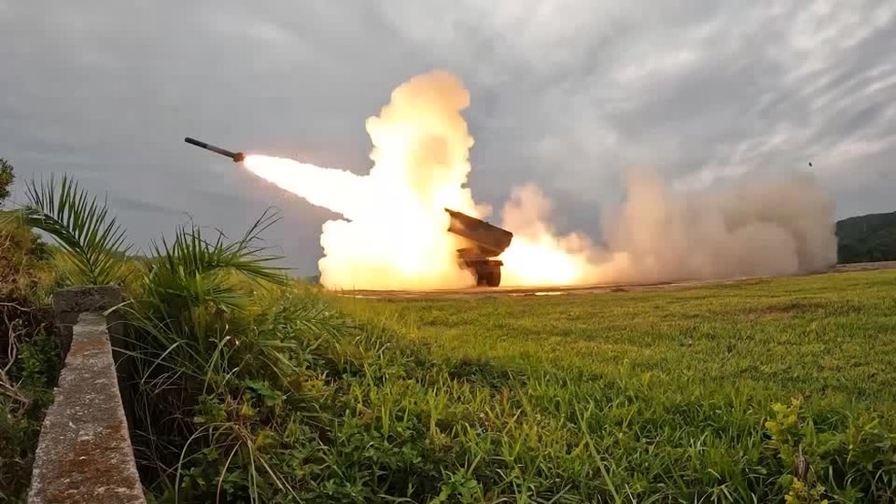 Taiwan testa sistema de lançamento de mísseis fornecido pelos EUA — Foto: REUTERS / AGÊNCIA DE NOTÍCIAS MILITAR DE TAIWAN