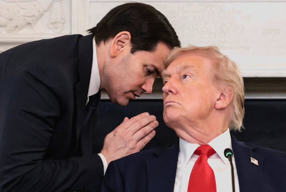 Rubio cochicha para Trump — Foto: Reuters
