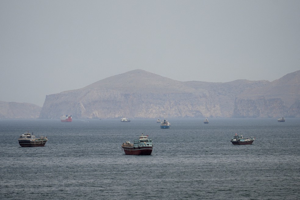 Navios e embarcações no Estreito de Ormuz em 22 de abril de 2026 — Foto: Reuters