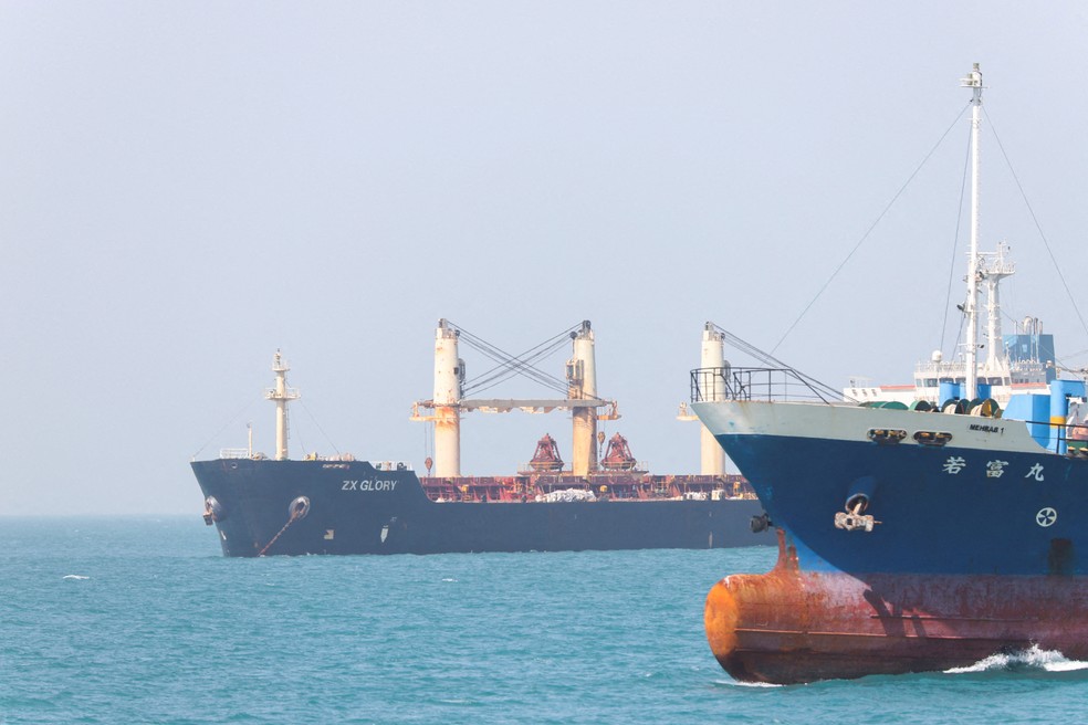 Navios parados no Estreito de Ormuz, perto de Bandar Abbas, no Irã, em imagem de arquivo — Foto: Amirhosein Khorgooi/ISNA/WANA