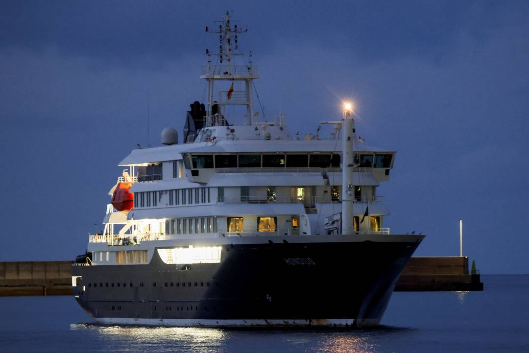 MV Hondius chega ao porto de Granadilla