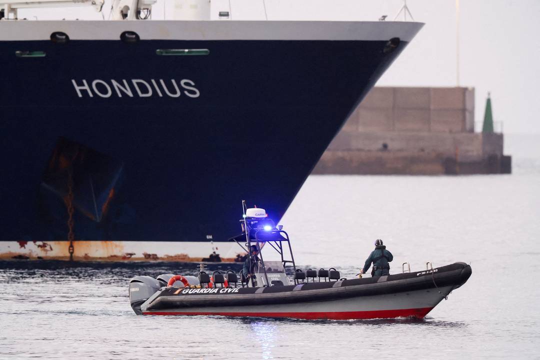 Assim que deixam o navio, os passageiros seguem em voos de repatriação organizados por seus países.