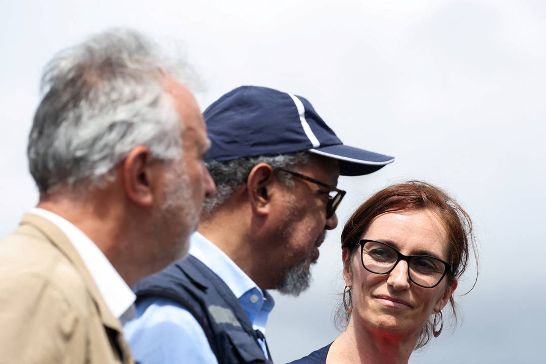 A ministra da Saúde da Espanha, Mónica García, e o diretor-geral da Organização Mundial da Saúde, Tedros Adhanom Ghebreyesus, participam de coletiva após a chegada do navio MV Hondius ao porto.