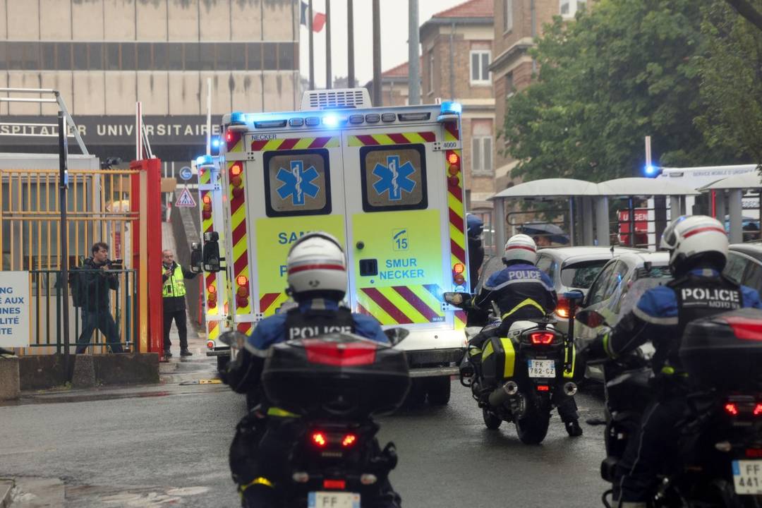 Ambulâncias transportando passageiros de nacionalidade francesa do MV Hondius, onde foi detectado um surto de hantavírus, chegam ao hospital Bichat, em Paris, em 10 de maio de 2026, após a aterrissagem no aeroporto de Le Bourget, nos arredores de Paris, de um avião que os repatriava.